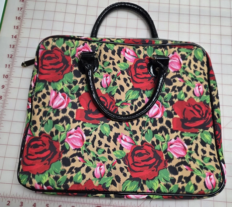 Estuche para computadora portátil Betsey Johnson Roses & Cheetah usado en excelente estado Foto 2 de 3