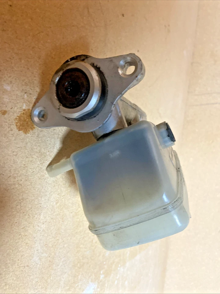 1998-2000 Lexus LS 400 Brake Master Cylinder & Reservoir 47221-6110 - Image 3 of 4