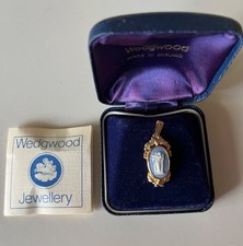 Vtg Wedgewood Jasper CAMEO With Gold Plated Leaf Detail Penant & BOX