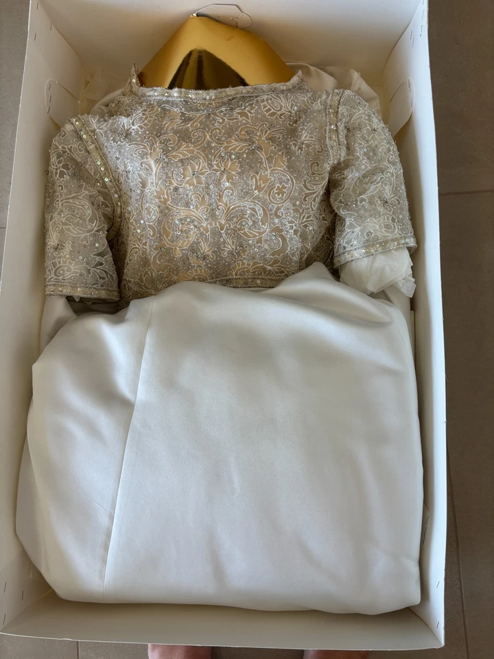 Carolina Herrera Wedding Gown. Vintage A-line Lace Silk Sleeve.  Size 8 - Image 3 of 4