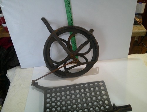 Vintage Cast Iron Sewing Machine Trundle/Foot Pedal and parts - Picture 3 of 4