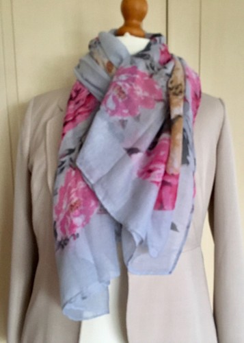 HOTTER SCARF ~ 100% POLYESTER ~ 70” X 35” ~ FLORAL DESIGN ~ NEW WITH TAGS - Picture 2 of 11