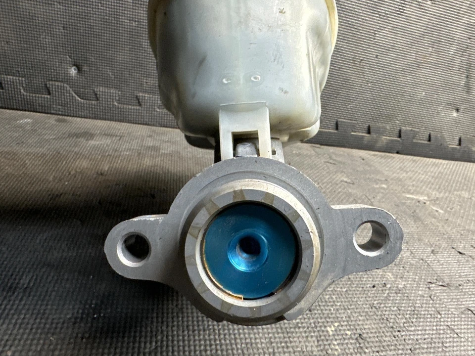 2004 Chevy Silverado 1500 LS cilindro mestre 03 04 05 06 07 fabricante de equipamento original - Imagem 2 de 4