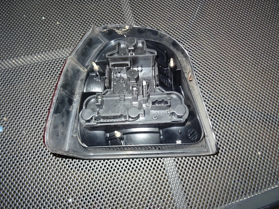 Rücklichter VW Golf links und rechts mit Leuchtenhalter gebraucht mit Spuren - Bild 2 von 4