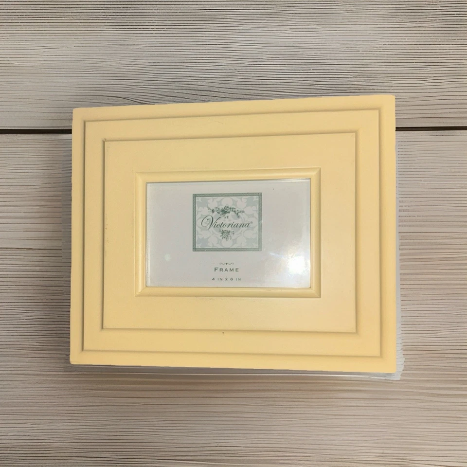 Marco de fotos Victoriana amarillo capa de madera elegante sostiene 4 x 6 doble orientación Foto 2 de 4