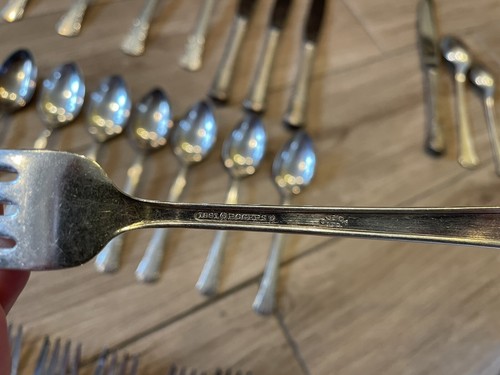 1881 Rogers Oneida Ltd. Eight 5 Piece Settings + Serving Utensils Anti-Tarnish - 第 16/24 張圖片