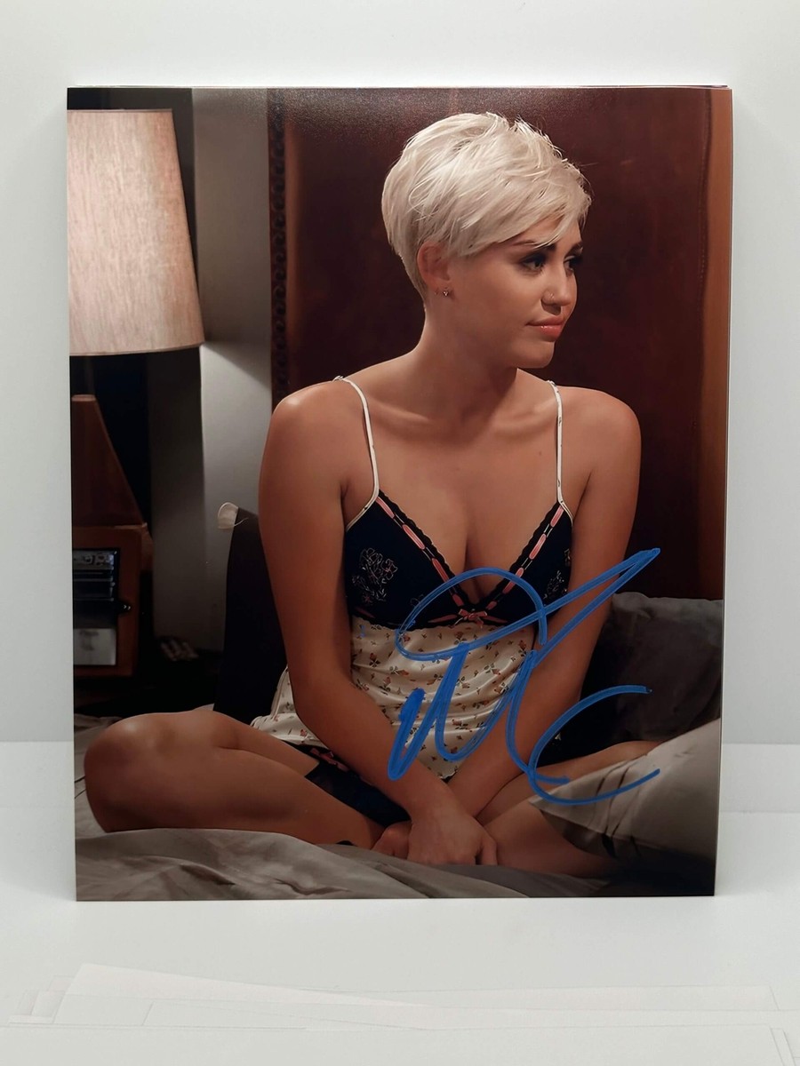 Miley Cyrus 直筆サインフォト Miley Cyrus Lingerie Bed Signed Autographed Photo Authentic