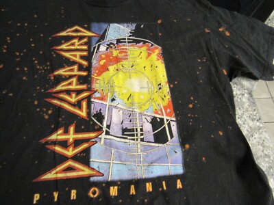 Def Leppard Adult Size Large Graphic Pyromania T-shirt Short