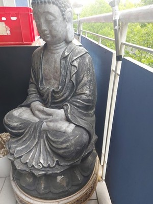 Große Buddha-Statue sitzend grau, freistehend, Dekofigur Thema Buddhismus