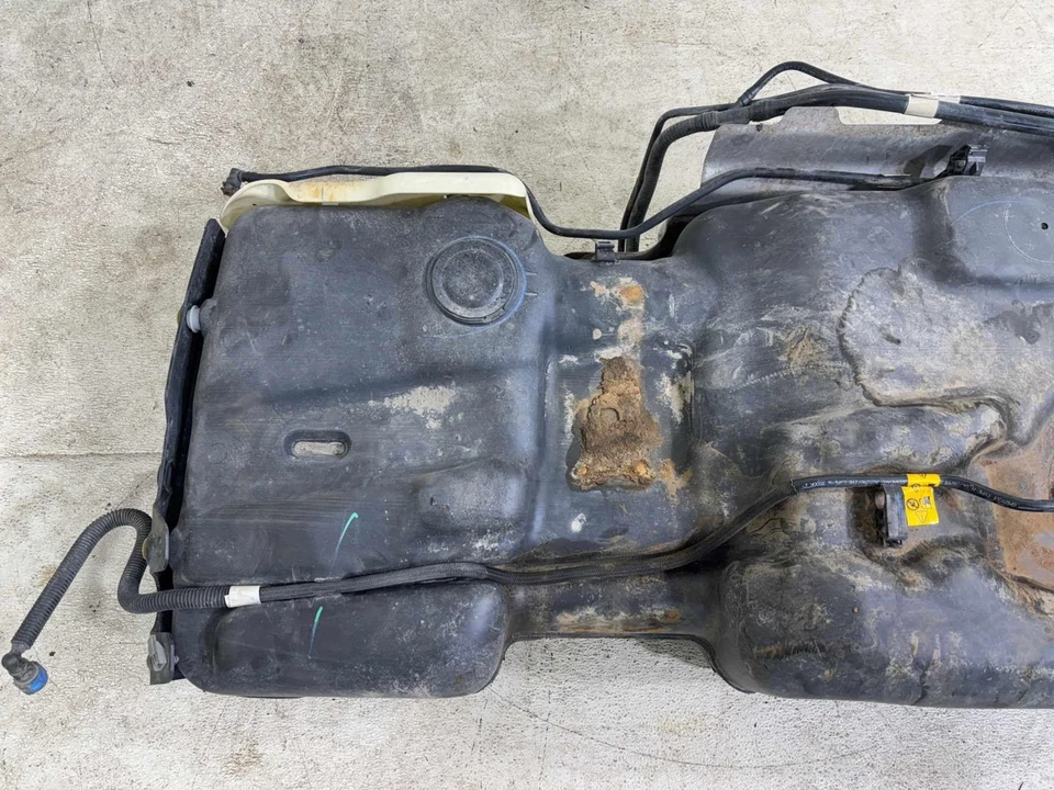 Chevrolet Tahoe 2017-2020 depósito de combustible de 5,3 L OEM Foto 2 de 4