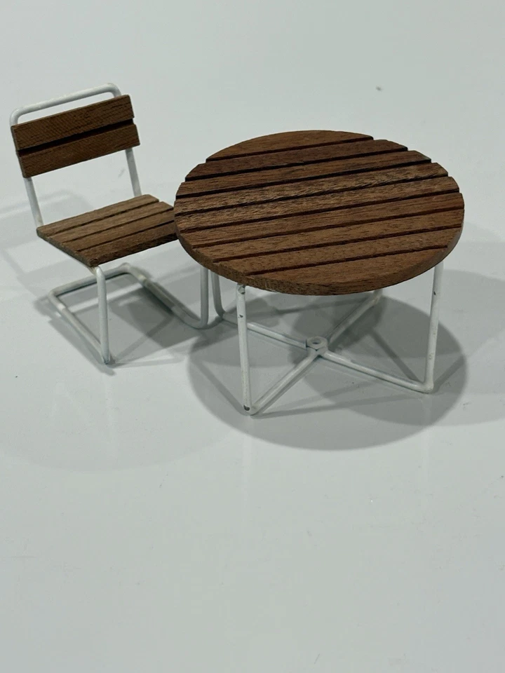 Mesa y silla de patio vintage Lundby Suecia para casa de muñecas 1:16 madera metal años 70 Foto 4 de 4