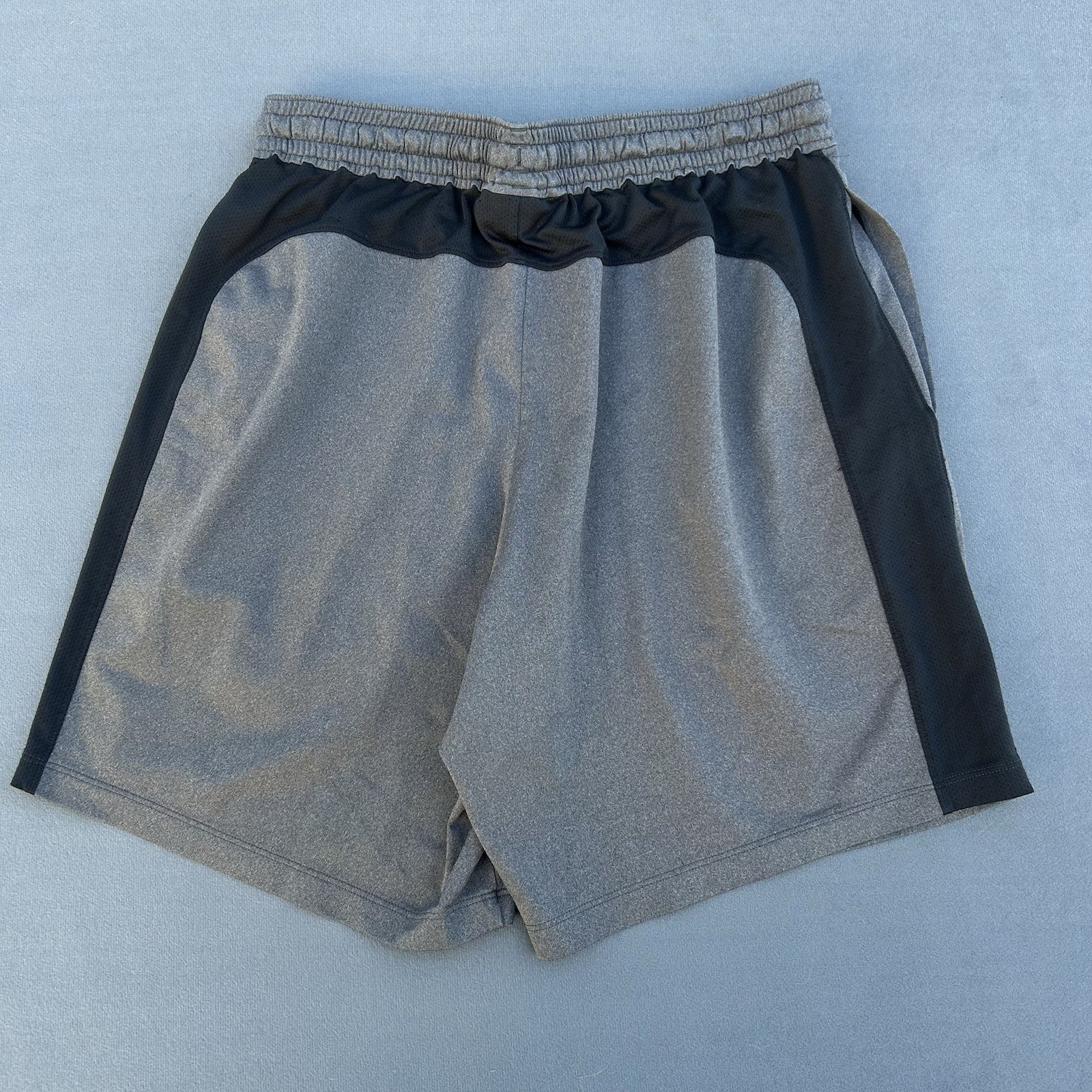 Under Armour Shorts Men's Size Large Gray & Black HeatGear Fitted Athletic