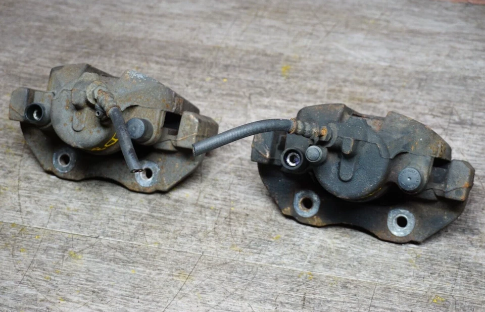 MAZDA 3 I 2010-2013 SEDÁN 2,0 L L4 GAS JUEGO DE PINZAS DE FRENO DELANTERAS IZQUIERDA Y DERECHA OEM Foto 3 de 4