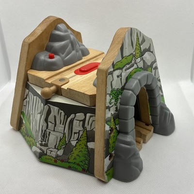 RETIRED 2002 Thomas & Friends Wooden Rail Mountain Overpass Tunnel Bridge SOUNDS