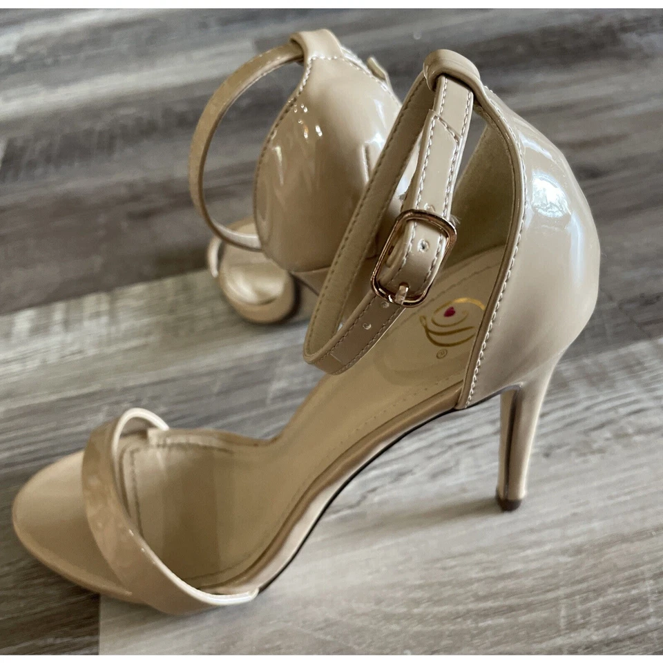 Zapatos para mujer Delicious JAIDEN-S punta abierta correa al tobillo tacones beige oscuro charol Foto 3 de 4