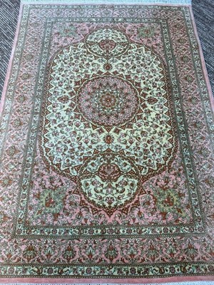 2,5 x 4 Fuß Seidenteppich Rosa Beige Handgeknüpft Medaillon Design Signiert 750 KPSI