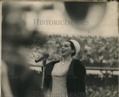 1967 Press Photo Marguerite Piazza sings the National Anthem