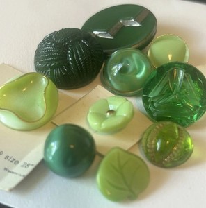 Mixed Lot of Green Buttons Antique Vintage  Clear |Colored DIG, Triad, Silver+++