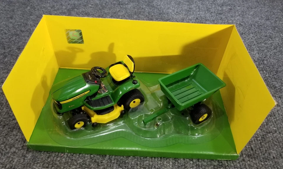 ERTL 1/16 JOHN DEERE MODELO X324 TRATOR DE GRAMA E CARRINHO COM CAIXA METAL FUNDIDO VERDE - Imagem 2 de 4