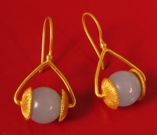 FABULOUS GOLD TONE ROUND BALL JADE STYLE PIERCED EARRINGS FLASHY CLASSY WOW