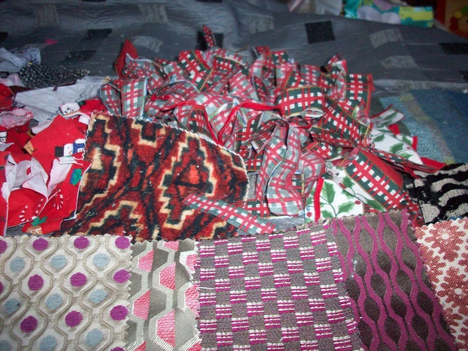 Small Bundle fabric scraps quilting crafts sewing Reds  material - Image 2 of 4