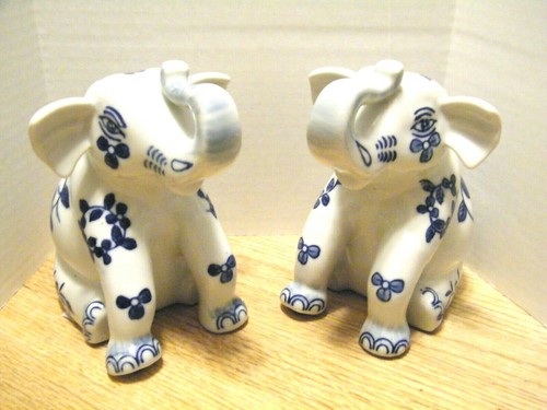 Blue and White Porcelain Ceramic Sitting Elephant Floral Pattern pair 6" tall - Picture 4 of 4