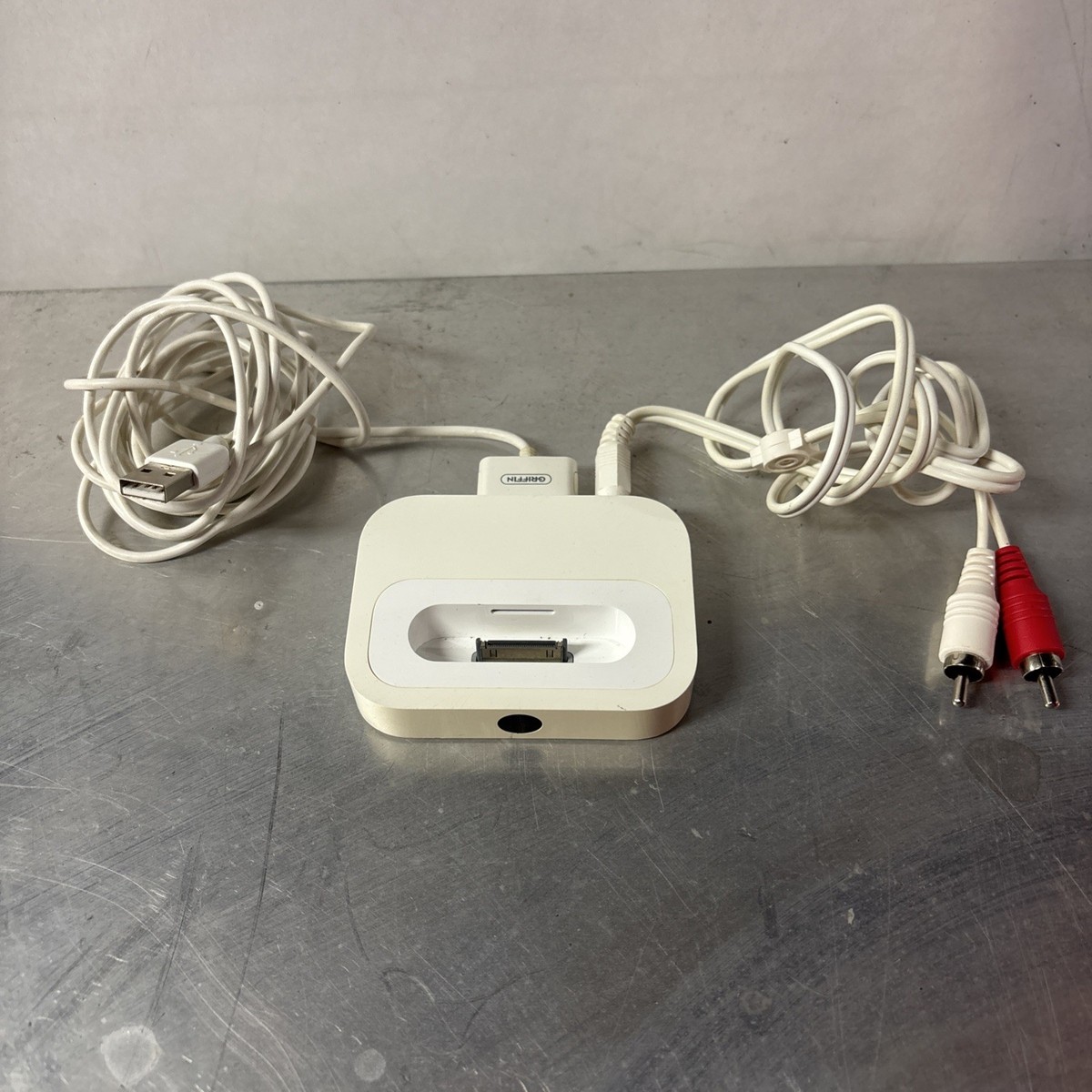 Apple iPod Universal Dock A1153 S-Video Out Line Out Charger