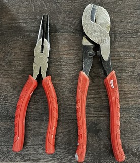 Alicates de corte de cable de agarre cómodo Milwaukee 48 22 6104 y alicates de nariz de aguja larga