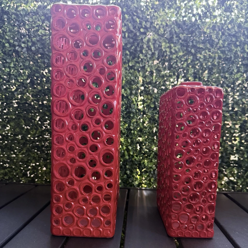 Hermosos jarrones rojos recortados IMAX Carson Foto 3 de 4