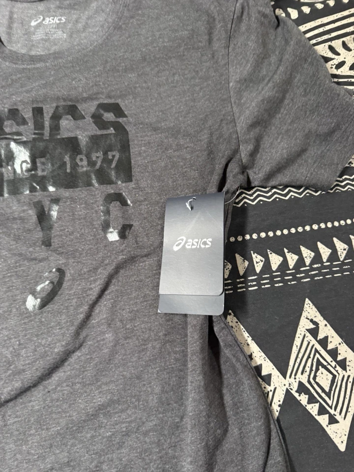 Camiseta gráfica manga corta pequeña ASICS gris oscuro carbón Run NYC 1977 para hombre Foto 4 de 4