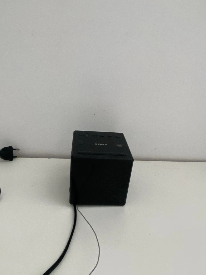 Radio réveil SONY modèle ICFC1 - Photo 2/3