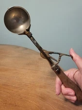 VINTAGE GILCHRIST'S NO. 31 ICE CREAM SCOOP #24 WITH WOOD HANDLE works great!