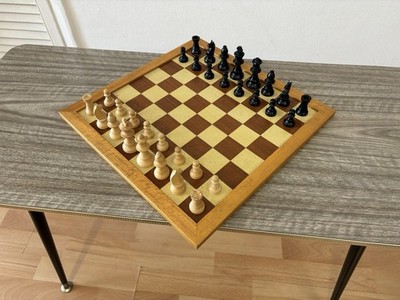 Vintage komplettes Schachspiel mit Schachbrett mit Holzrahmen & Schachfiguren aus Holz