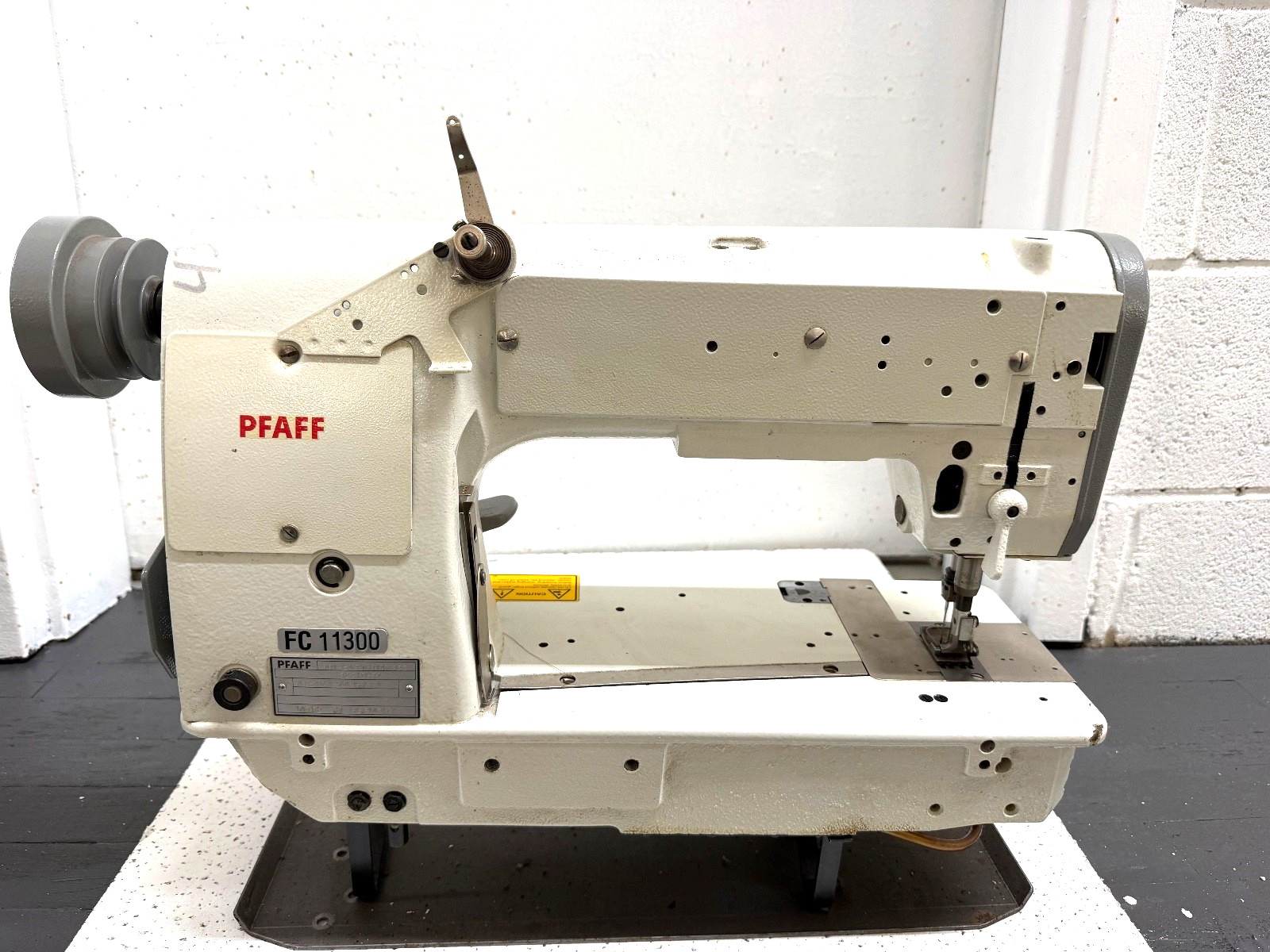 PFAFF 5483  2 NEEDLE  1/4" CHAINSTITCH W/ REVERSE INDUSTRIAL SEWING MACHINE
