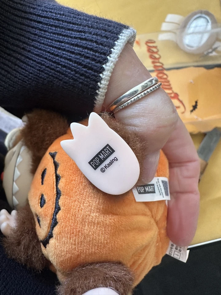 POPMART Labubu Los Monstruos Halloween Calabaza Colgante (Sellado) Auténtico VENDIDO EN EE. UU. Foto 2 de 4