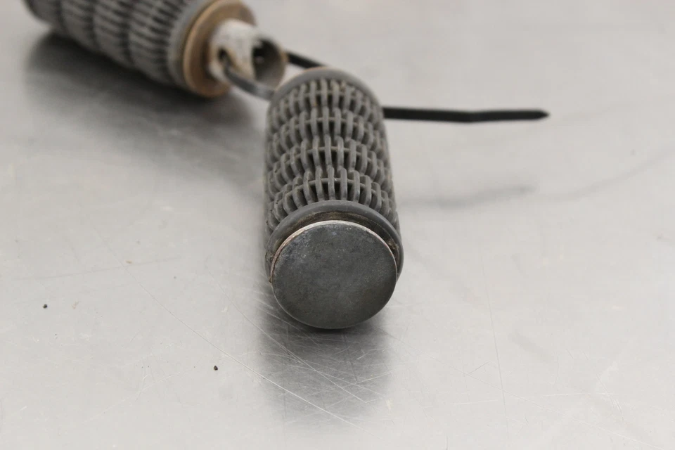 Suzuki GS550 1978 reposapiés delanteros clavijas juego peldaños par O935 Foto 3 de 4