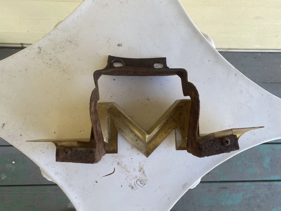 Autopista de peaje Mercury Monterey Montclair 1958 dorada M emblema de parrilla central delantera Foto 4 de 4