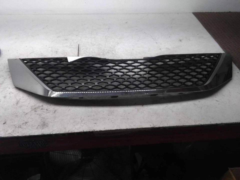 Used Upper Grille fits: 2017 Toyota Sienna upper w/o adaptive cruise SE Upper Gr - Изображение 2 из 4