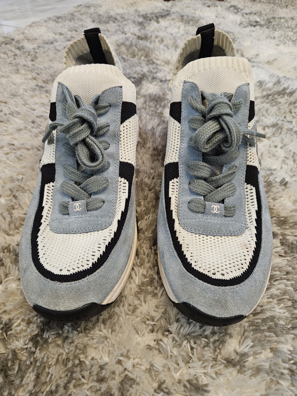 Chanel 22C Mens Suede Knit CC Logo Low Top Sneaker in Blue White Grey Size 44 US 11