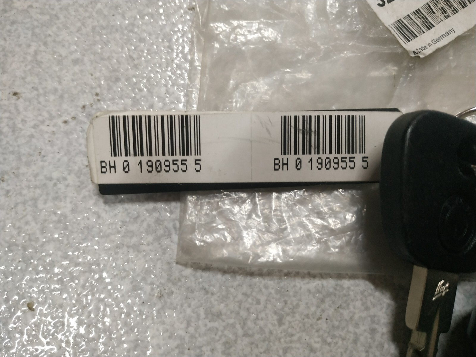 BMW E34E36E32E31Z1 lock cylinder with key !!NEW!! !!GENUINE