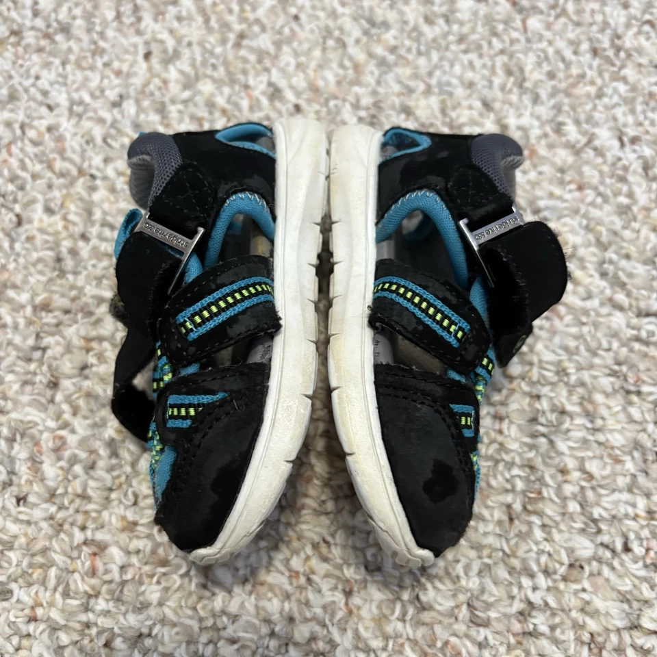 Sandalias Stride Ride para niños pequeños negras y azules Foto 4 de 4