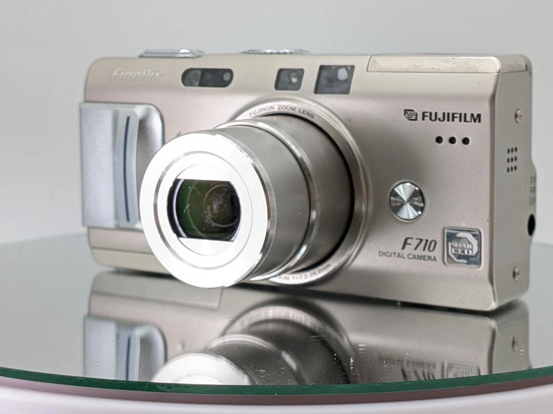FUJIFILM FinePix F710 FUJIFILM FinePix F710