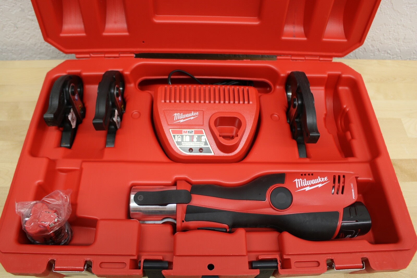 Milwaukee M12 Force Logic Cordless Press Tool Kit 247322 1/2 1 Jaws