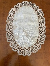 CENTRINO OVALE cm 28x42 BISSO LINO AVORIO e BORDO IN PIZZO CANTU' FATTO A MANO 