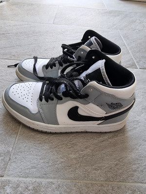Nike Jordan 1 Mid Light Smoke Grey