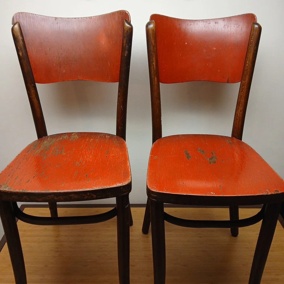 Antiguo juego de (2) sillas de bistró con respaldo alto de madera curvada "MUNDUS" de la década de 1890 Foto 2 de 4