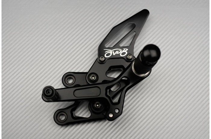 Commandes reculées racing vertes YAMAHA FZ8 pour optimiser l'angle d'inclinaison