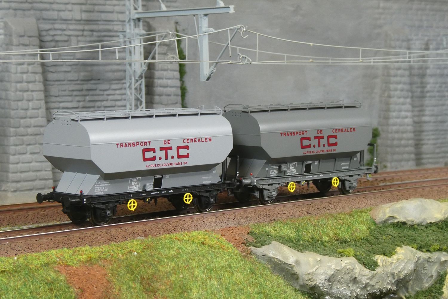 Wagons céréaliers FAUVET-GIREL CTC REE WB887 pour manoeuvres de tri en gare HO