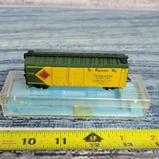 Vintage N scale The progressive way double door boxcar green  yellow with case
