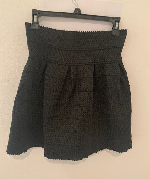 Black mini skirt with elastic waist and patterned back zipper-image